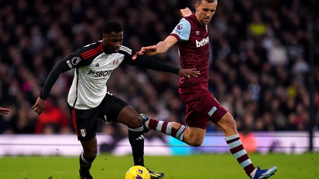 Tomáš Souček v duelu s Fulhamem