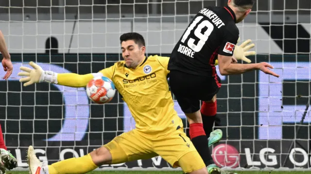 Bielefeld v Bundeslize nečekaně loupil ve Frankfurtu