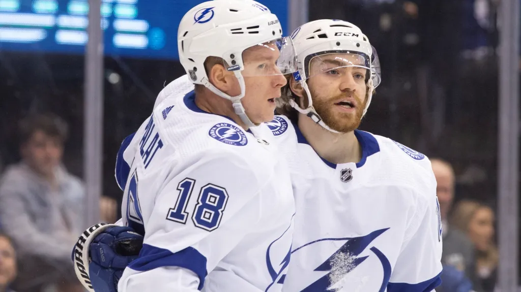 Ondřej Palát (vlevo) oslavuje s Braydenem Pointem gól Tampy v utkání NHL