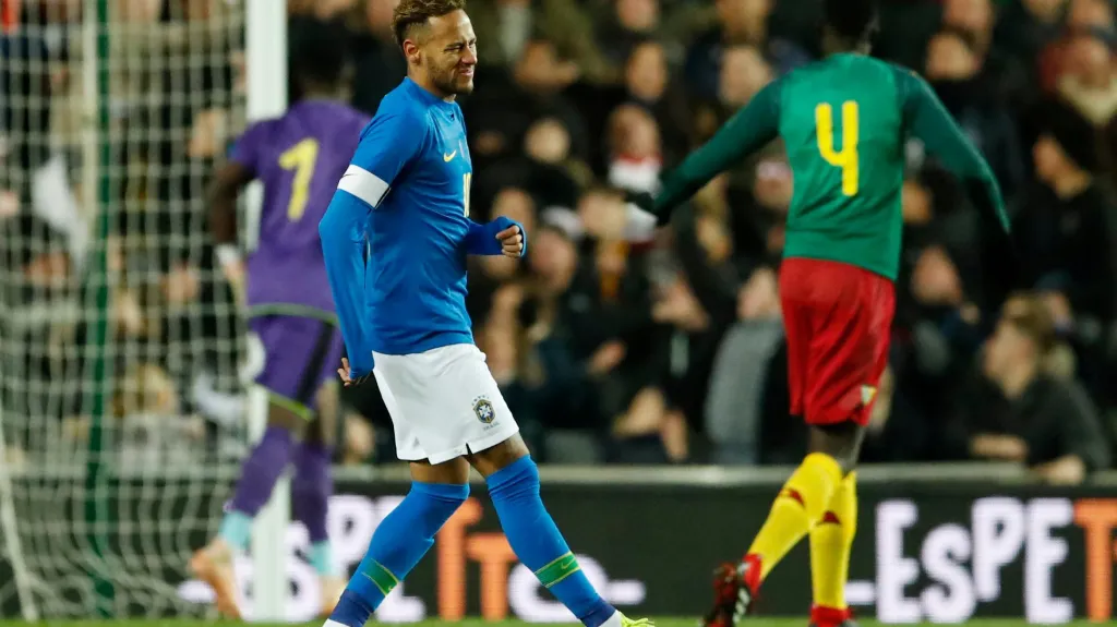Zraněný Brazilec Neymar během utkání s Kamerunem