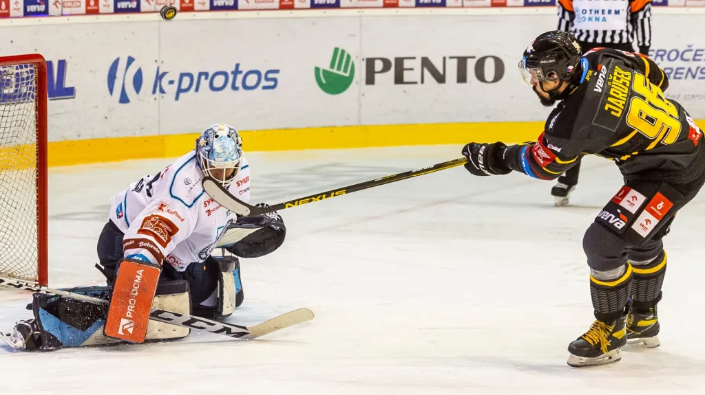 Richard Jarůšek zakončuje proti Petrovi Kváčovi