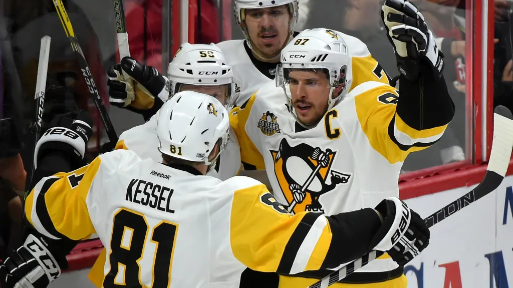 Sidney Crosby se raduje se spoluhráči