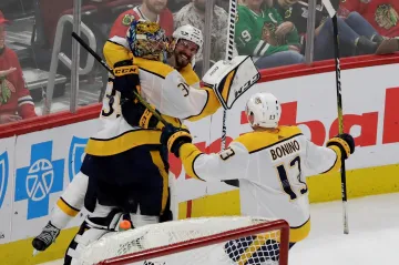 Brankář Pekka Rinne se raduje se spoluhráči z Nashvillu z gólu