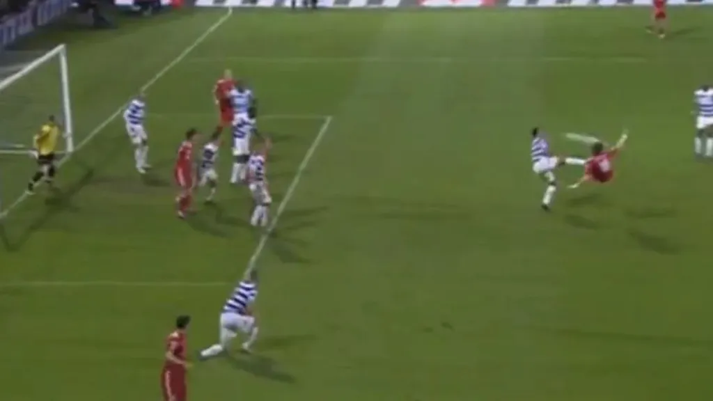 Sebastian Coates skóruje za Liverpool