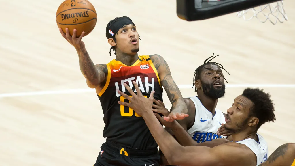 Jordan Clarkson z Utahu v nájezdu na koš