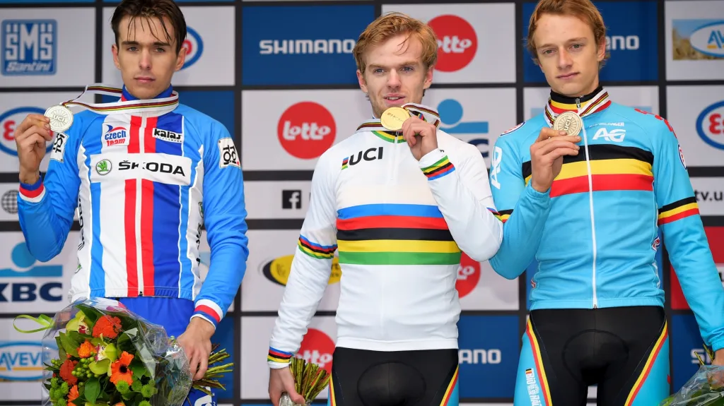 Zklamaný Adam Ťoupalík (vlevo) na stupních vítězů po závodě mužů do 23 let na MS