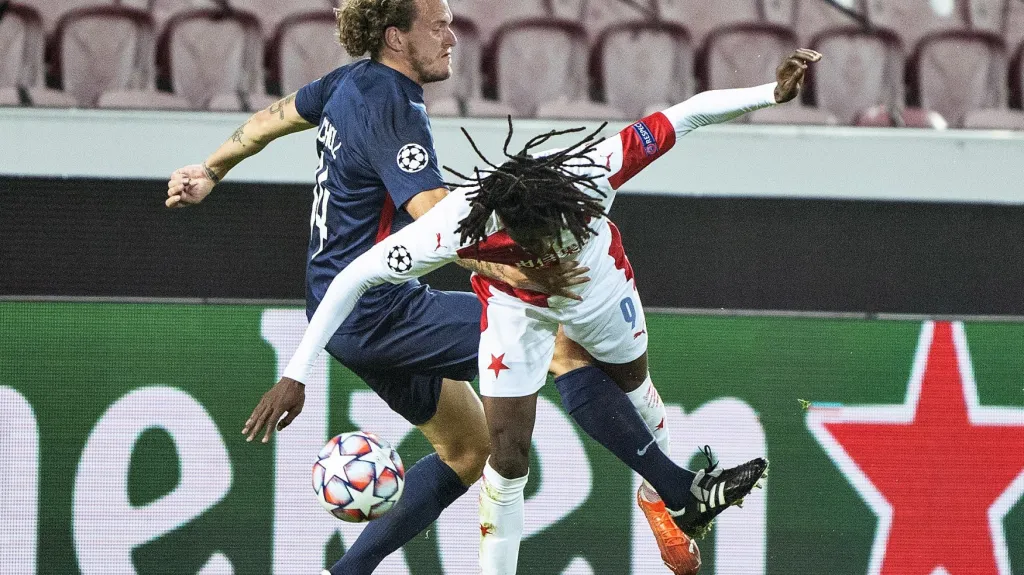 Peter Olayinka ze Slavie v zápase proti Midtjyllandu