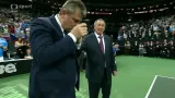 Ivo Kaderka líbá pamětní minci po finále Fed Cupu