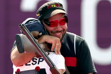 Střelci Alberto Fernández a Fátima Gálvezová po olympijském triumfu