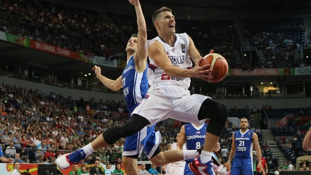 Srbský basketbalista v duelu proti Česku