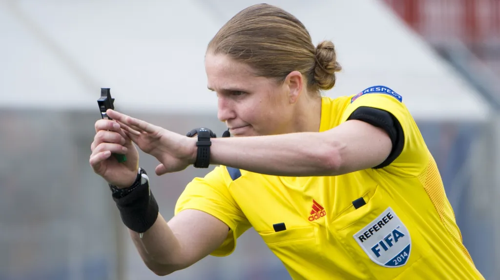 Fotbalová rozhodčí