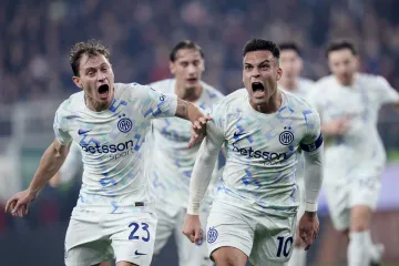 Nicolo Barella a Lautaro Martínez oslavují branku