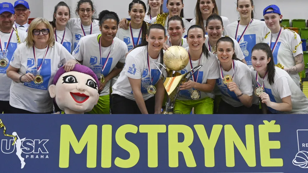 Basketbalistky USK Praha s trofejí pro vítězky domácí ligy