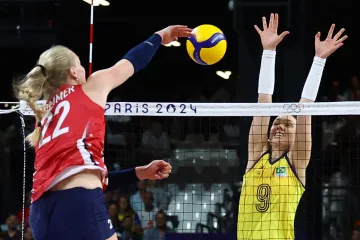 Kathryn Plummerová z USA smečuje v utkání s Brazílií