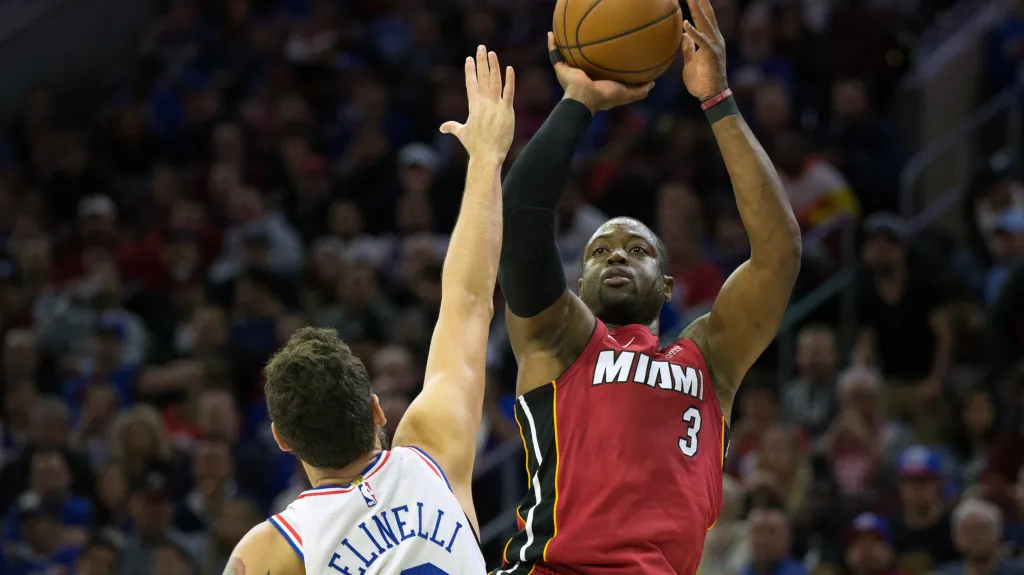 Dwyane Wade z Miami střílí na koš