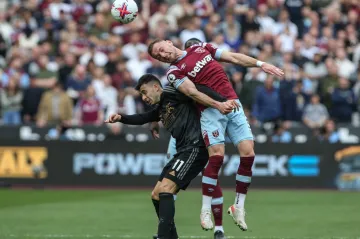 Obránce West Hamu Vladimír Coufal v souboji o míč s Gabrielem Martinellim z Arsenalu