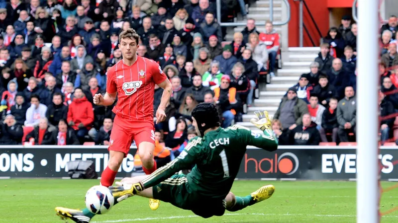 Petr Čech inkasuje branku v zápase se Southamptonem