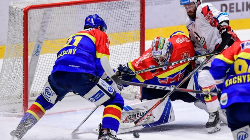 Pardubický Marek Hovorka dotírá na brankáře Motoru Petra Kváču