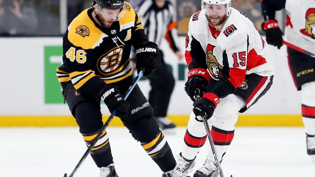 Útočník Bostonu David Krejčí proti Ottawě