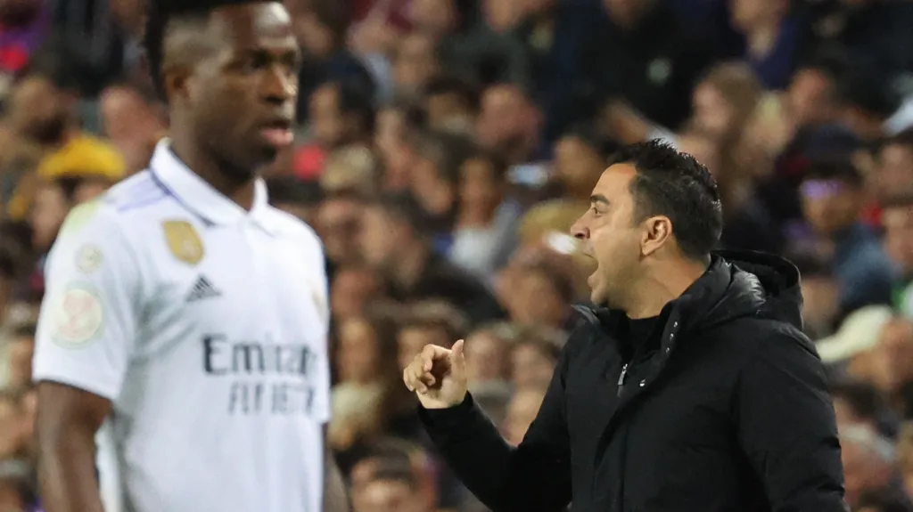 Barcelonský trenér Xavi (vpravo) v utkání s Realem Madrid