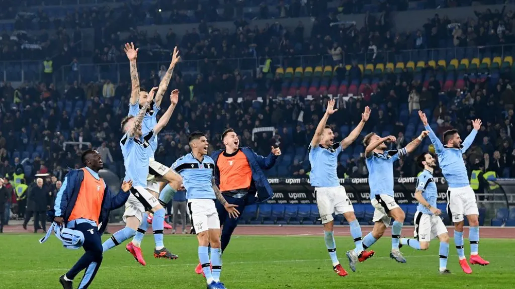 Fotbalisté Lazia Řím se radují po zápase