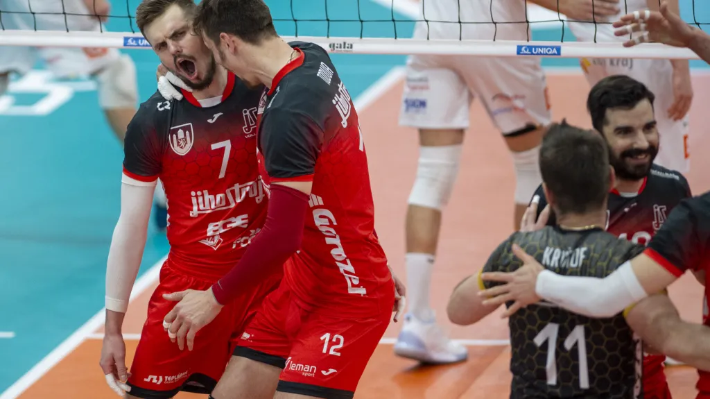 Radost budějovických volejbalistů Petra Michálka a Valerije Toduy