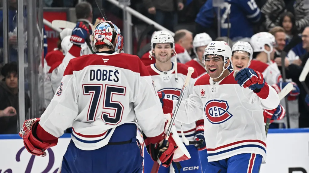 Jakub Dobeš se raduje se spoluhráči