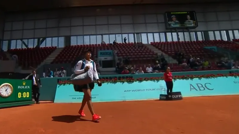 Ósakaová jde v Madridu dál, stejně tak i Djokovič