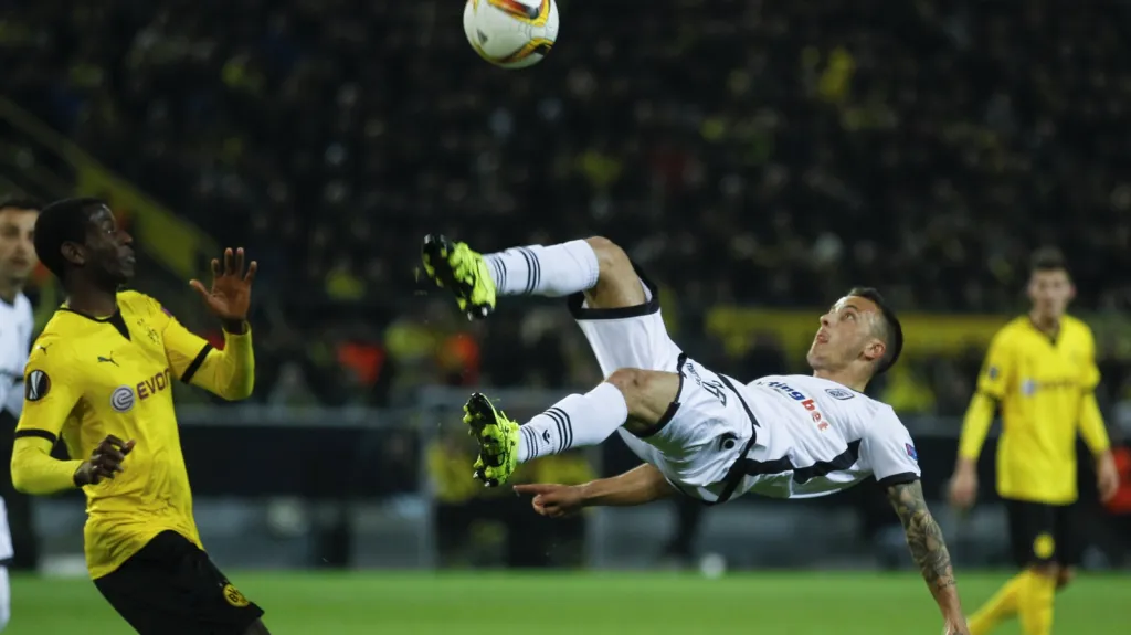 Ergys Kace v utkání s Dortmundem