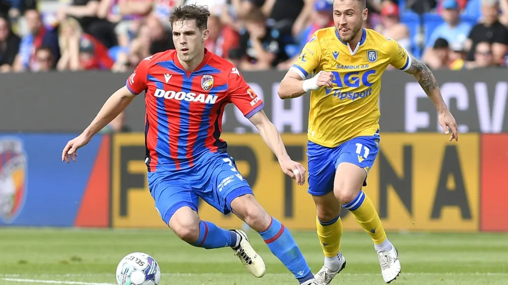 Robin Hranáč z Plzně (vlevo) v akci