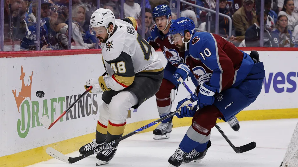 Tomáš Hertl a Nicolas Roy v zápase Vegas s Coloradem
