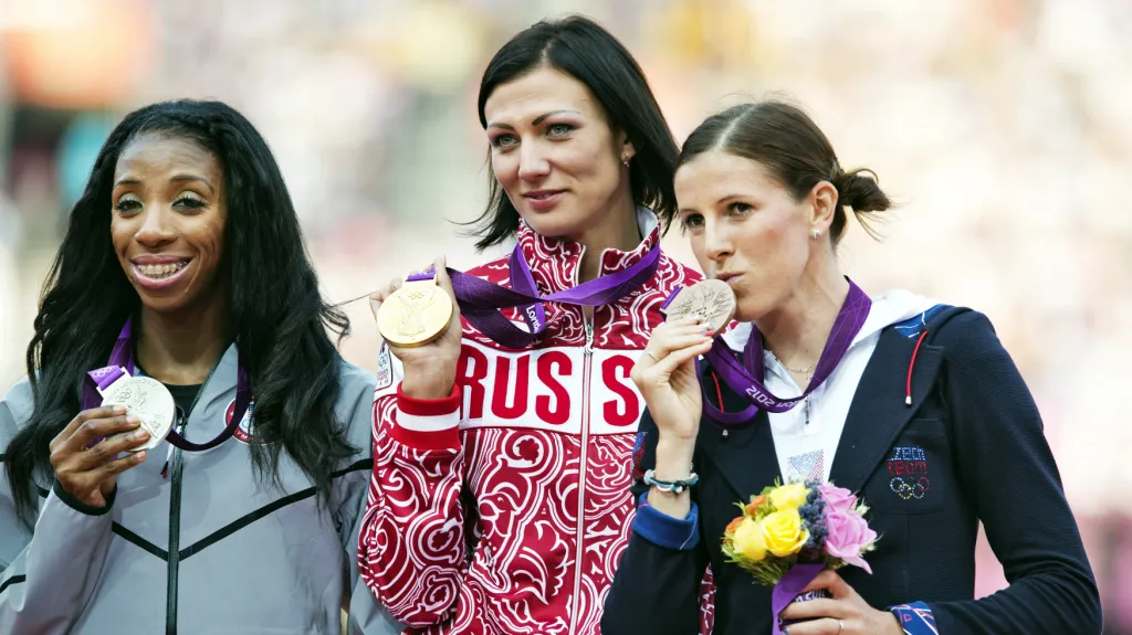 Natalia Anťuchová na nejvyšším stupínku na OH v Londýně