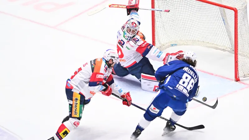 Brněnský Peter Mueller dává gól Pardubicím