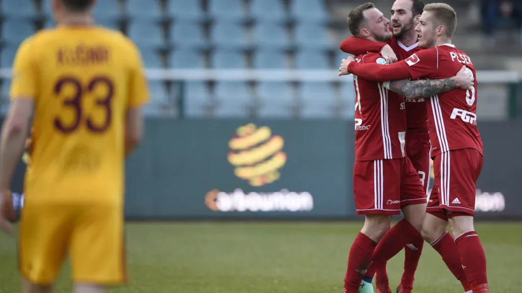 Slavící fotbalisté Olomouce na půdě Dukly