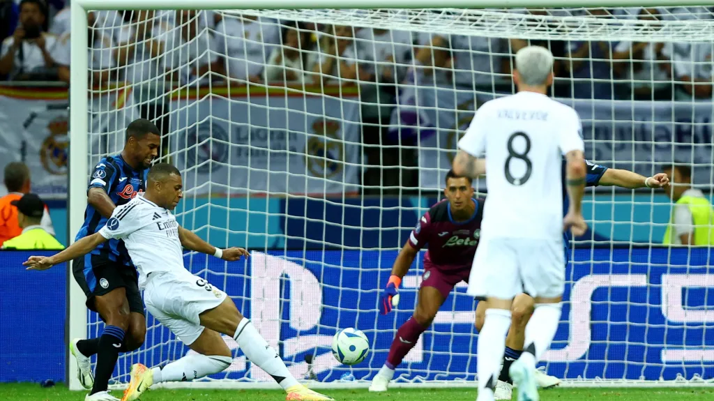 Kylian Mbappé střílí svůj první gól v dresu Realu Madrid