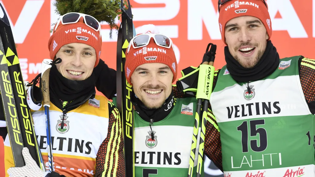 Fabian Riessle (uprostřed) slaví se svými krajany triumf v závodu SP