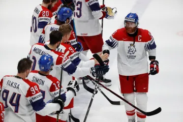 Kapitán Česka Jakub Voráček slaví výhru s reprezentačními spoluhráči