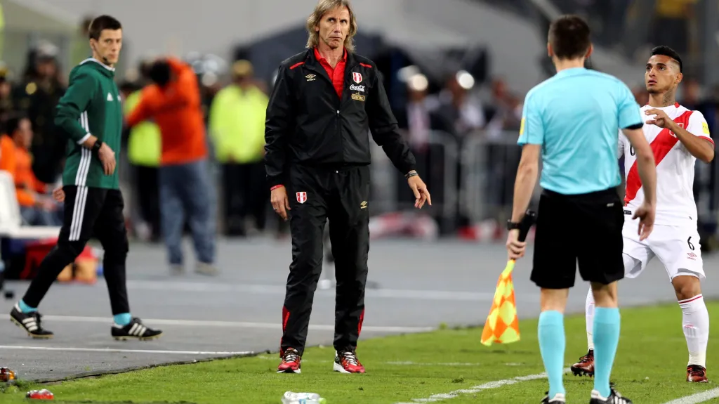 Ricardo Gareca (uprostřed) během utkání proti Novému Zélandu