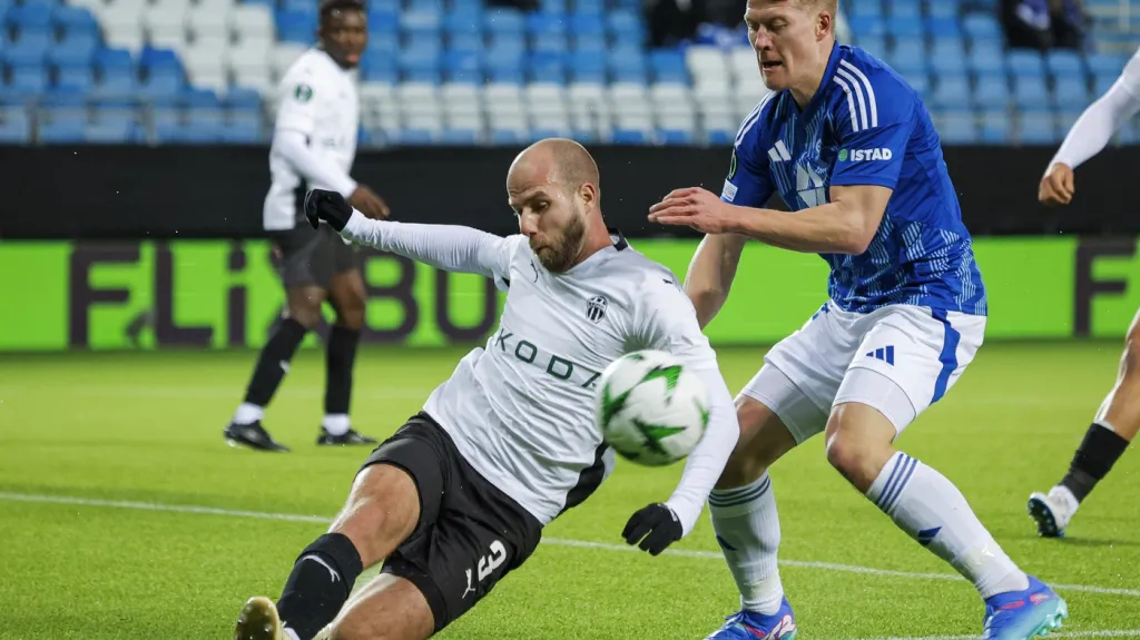 Mladoboleslavský Martin Králík v souboji s Kristianem Eriksenem