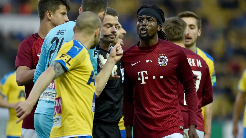 Sparťan Costa se vzteká na teplického Vondráška 