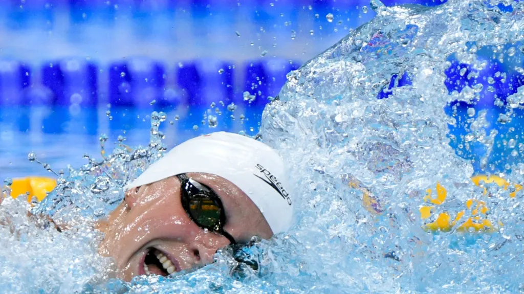 Katie Ledecká z USA si plave na MS v Budapešti pro zlato na 400 m volný způsob