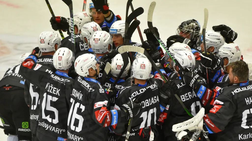 Hokejisté Karlových Varů oslavují