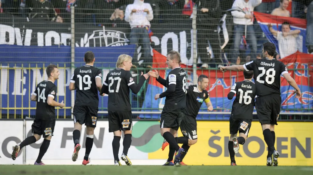Plzeňští hráči slaví vstřelený gól