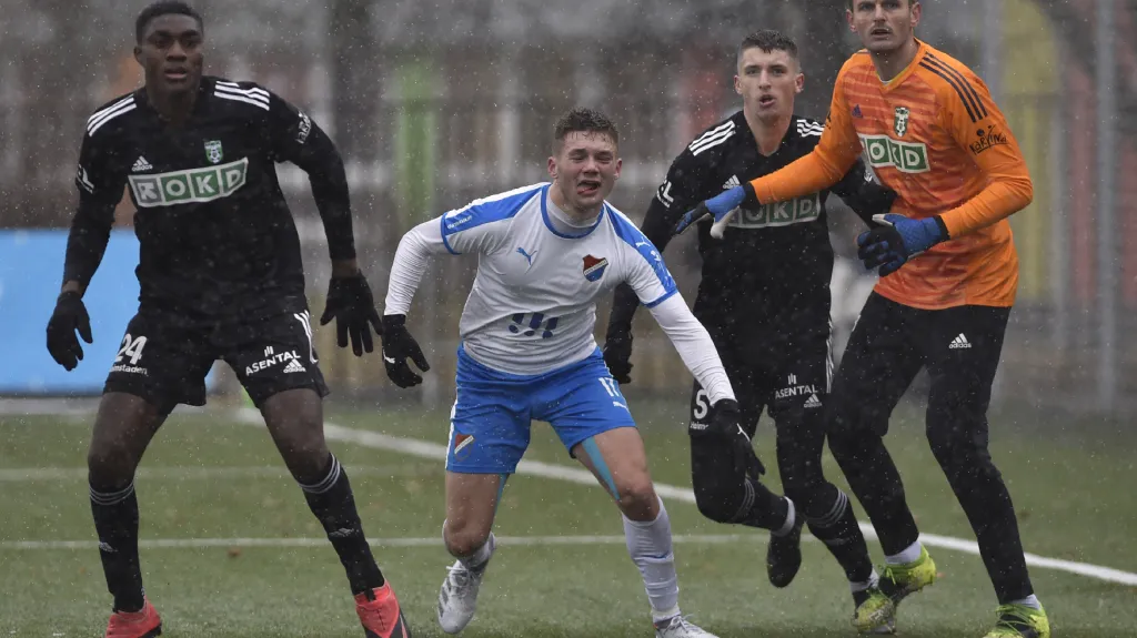 Karvinský brankář Pavel Bajza (vpravo) během utkání Tipsport ligy proti Baníku Ostrava