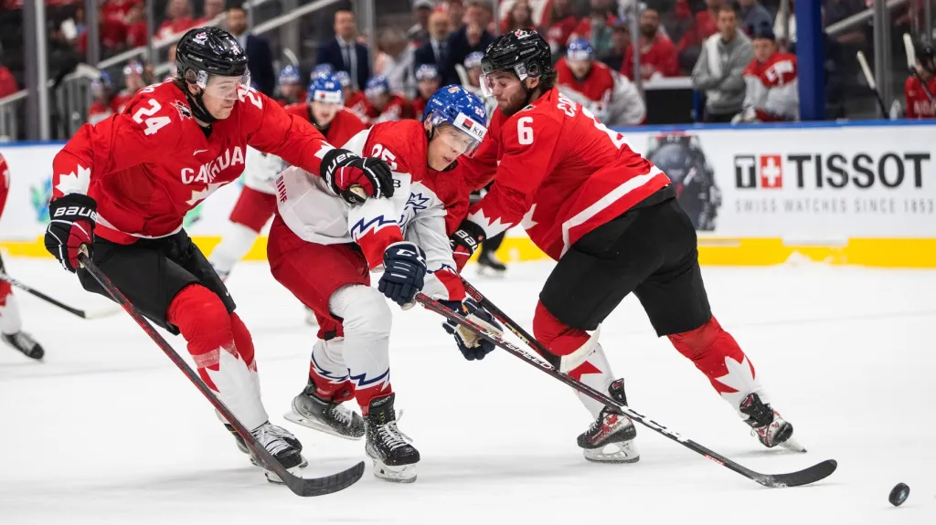 Jiří Kulich se probíjí kanadskou obranou