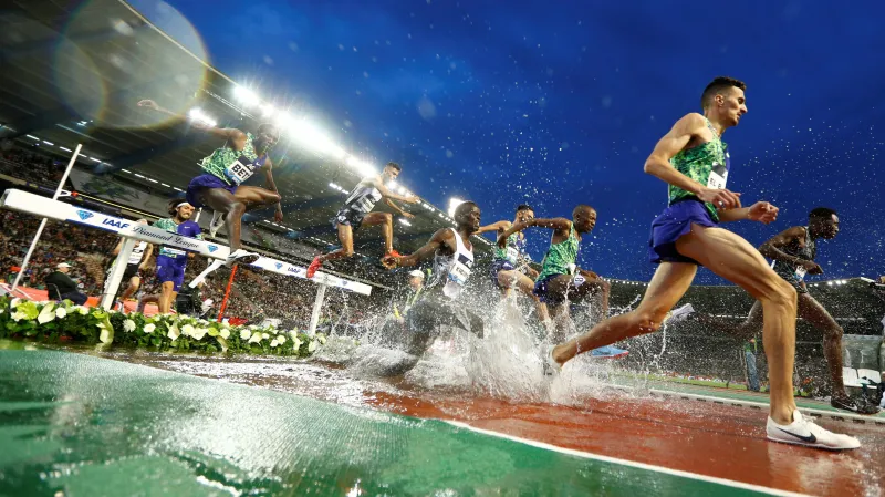 Závěr běhu mužů na 3000 m steeplechase v Bruselu