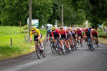 Lotte Kopecky ve žlutém