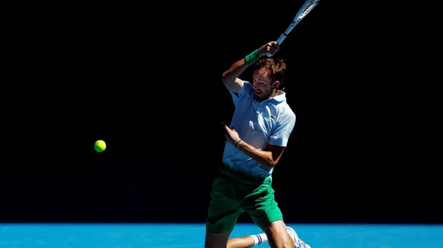 Medvěděv se vztekal a hrál pět setů, ale do 2. kola AO postoupil