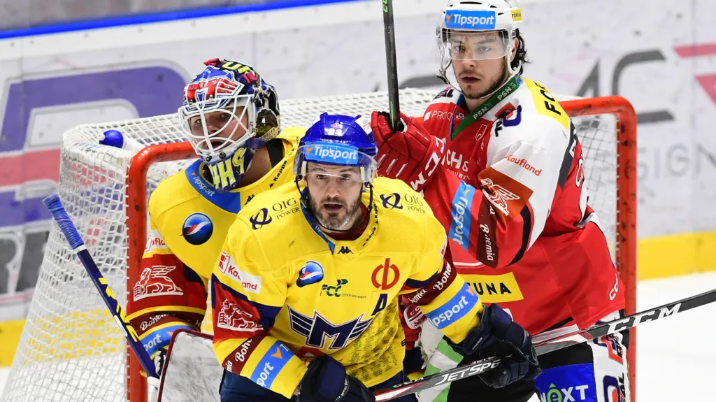 David Cienciala z Pardubic před českobudějovickou brankou