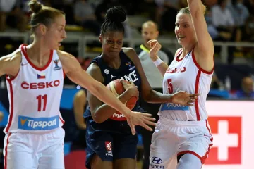 Kateřina Elhotová a Romana Hejdová se snaží zastavit francouzský útok